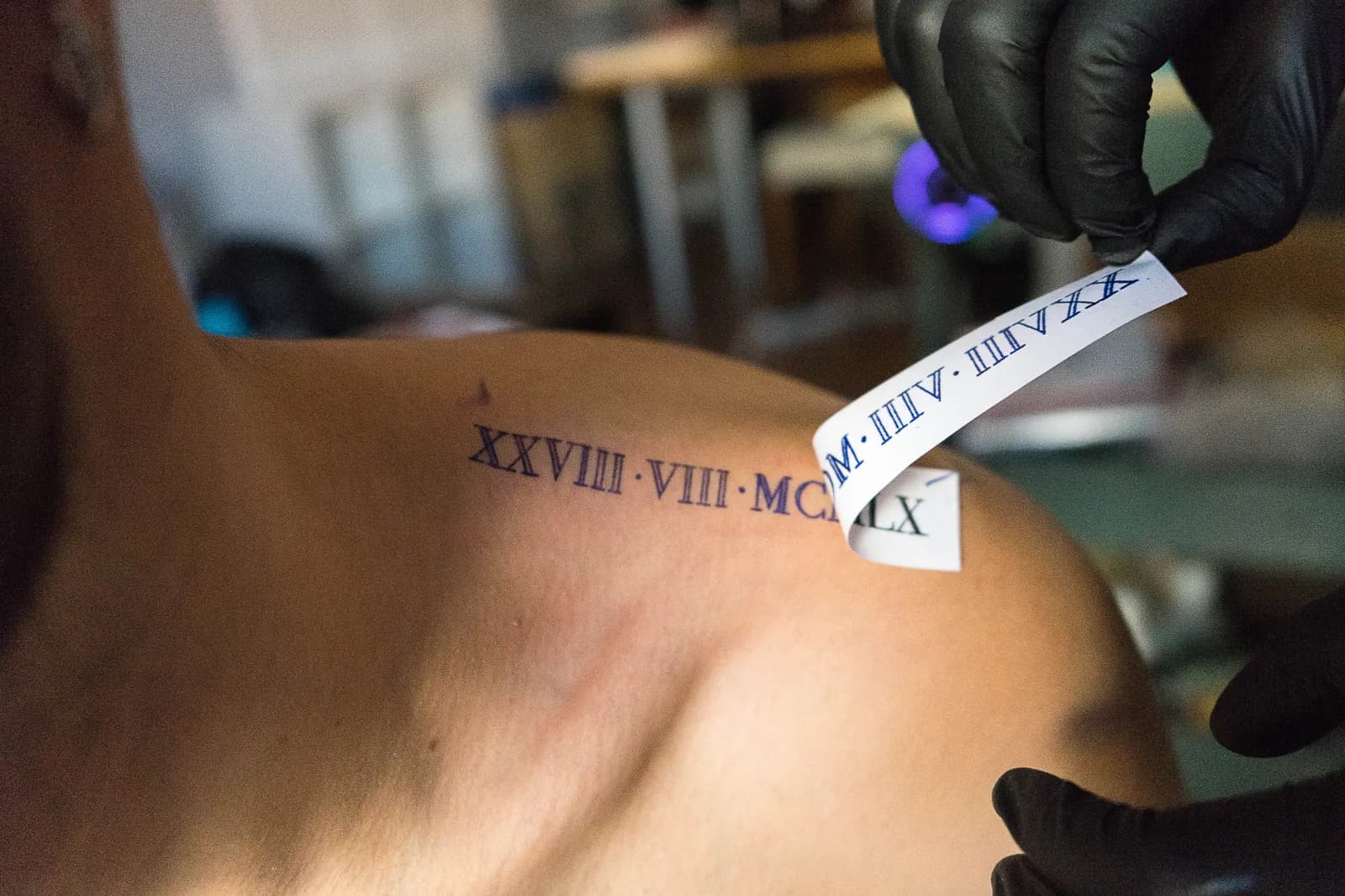 Dövme tasarımının stencil ile omuza aktarılması ve yerleşimin kontrol edilmesi