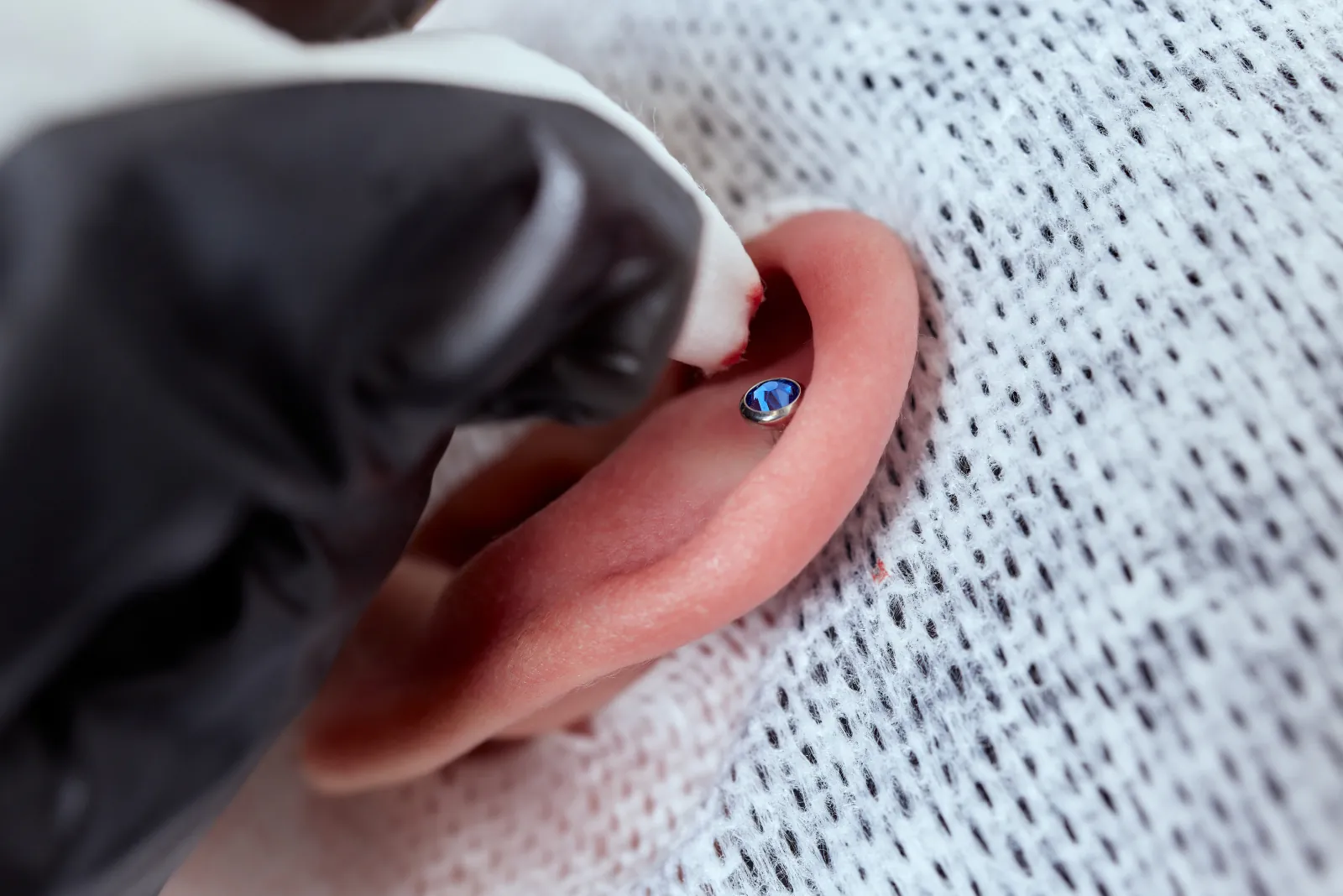 Piercing uygulaması öncesinde steril takının hazırlanması ve bölgeye göre ölçü seçimi