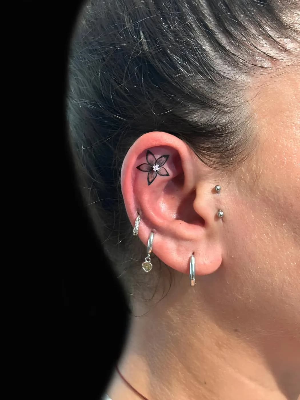 Kulak helix bölgesine uygulanmış piercing