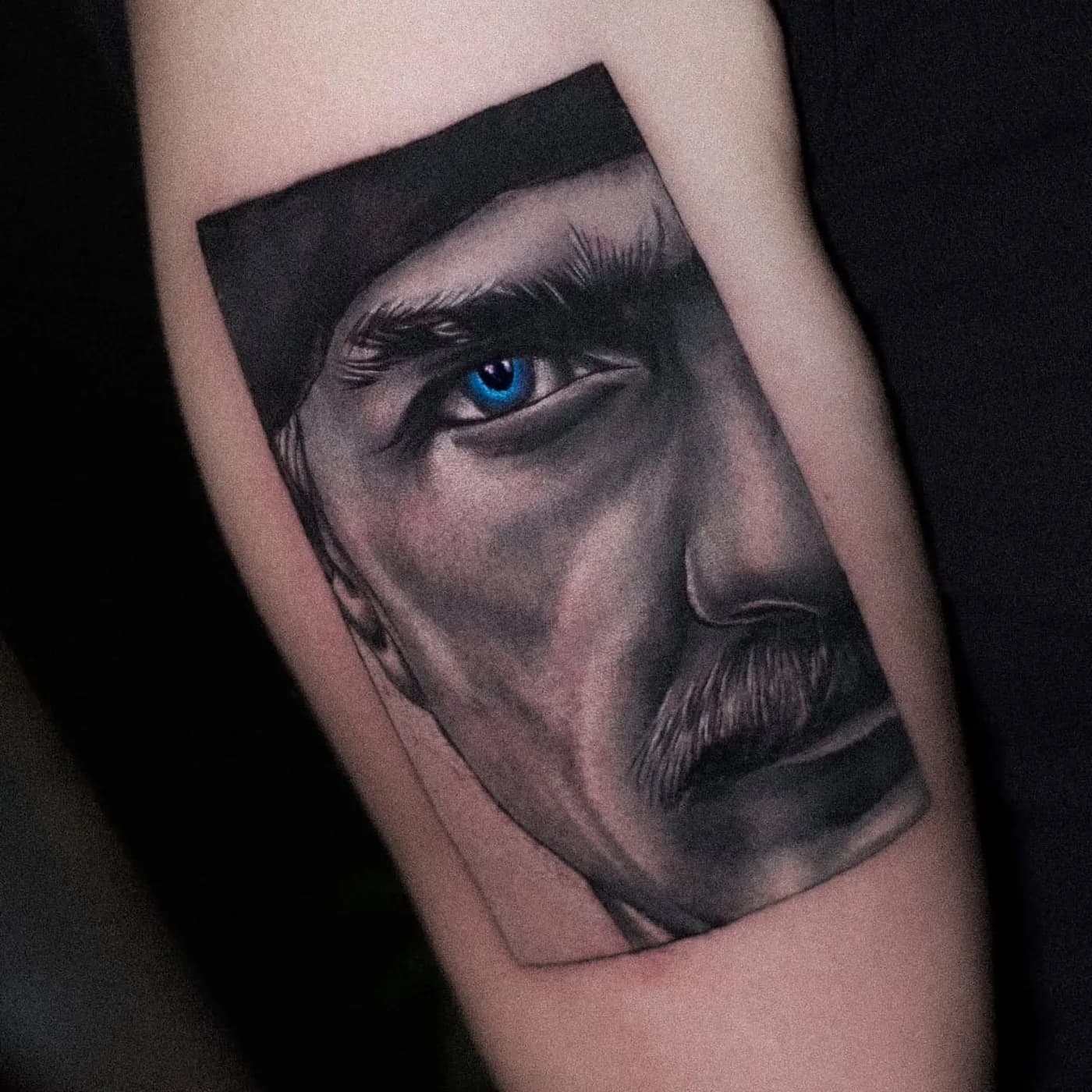 Çanakkale Tunç Tattoo tarafından yapılan gerçekçi erkek portresi dövmesi
